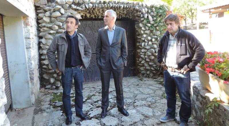 Fabrice Verdier entouré des deux co-gérants Jérôme et Christophe Bouquet, à la grotte de la Cocalière. Photo Elodie Boschet/Objectif Gard